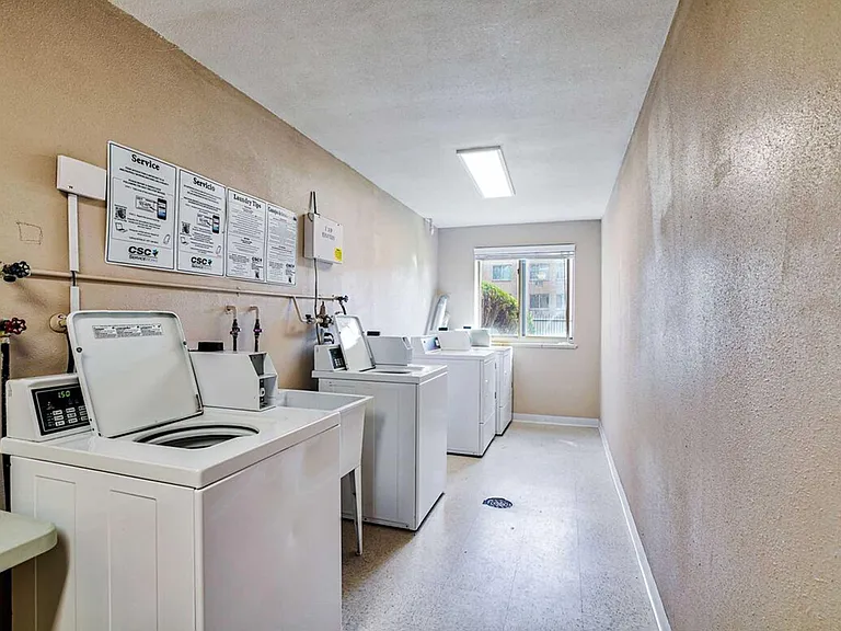 Royal Gardens Apartments — Photo 7