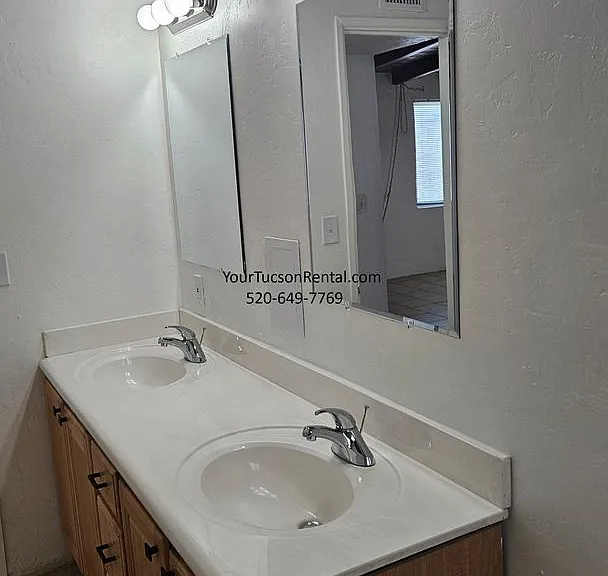 Greenlee — Photo 21