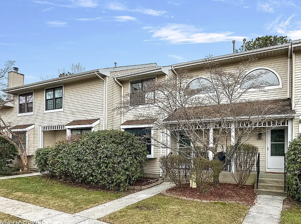 2004 Meadowlands Ct
