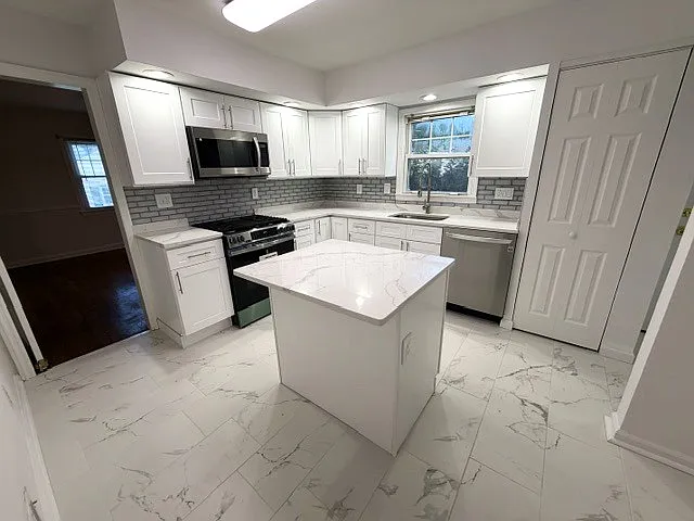 3 bed, 2.5 bath, 1599 sqft, $5,100 — Photo 4