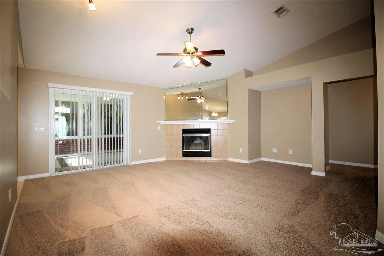 4 bed, 3.0 bath, 2500 sqft, $2,500 — Photo 2