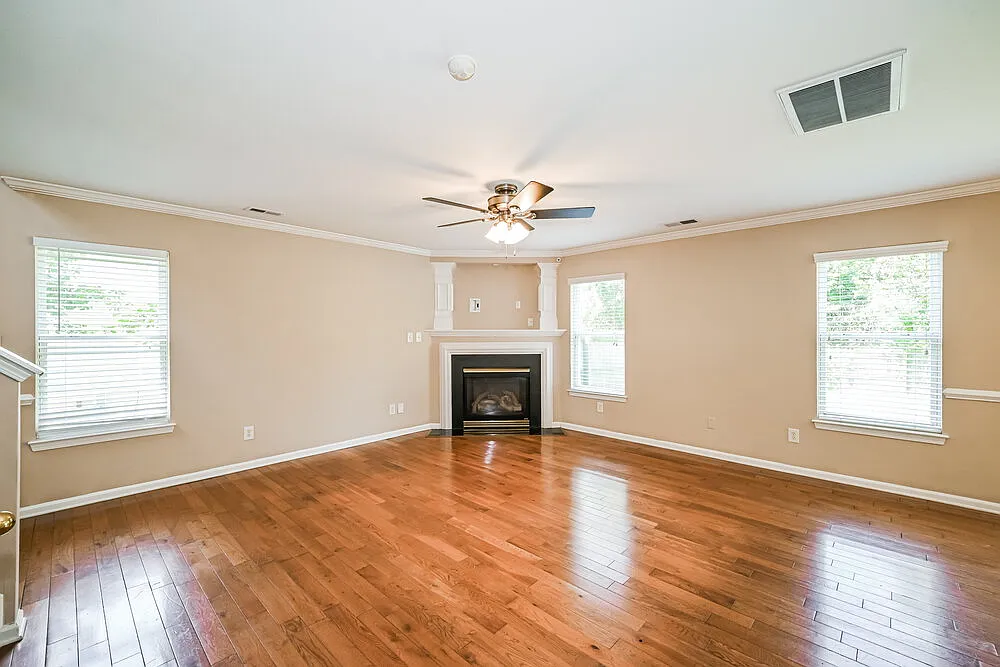 3 bed, 2.5 bath, 1556 sqft, $1,995 — Photo 4