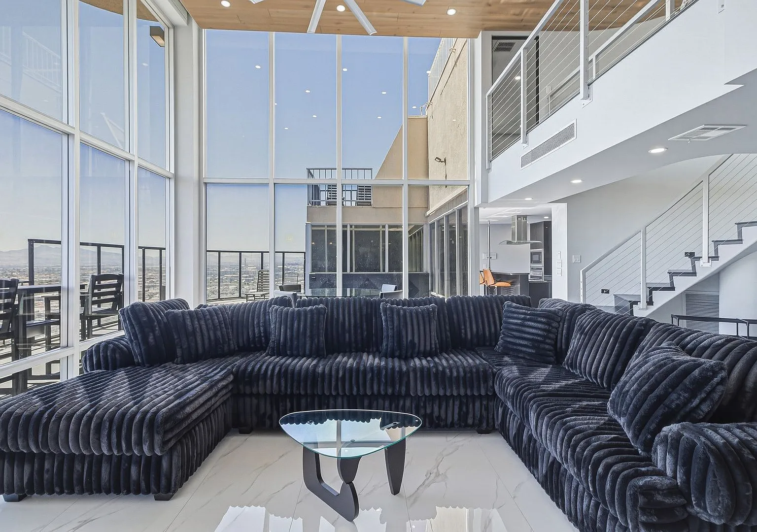 Luxury Penthouse Retreat with Private Pool, Sauna & Strip Views — Photo 1
