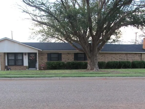 1804 N 8th St, Tahoka, TX 79373