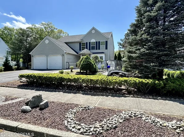 934 McGuire Dr, Toms River, NJ 08753