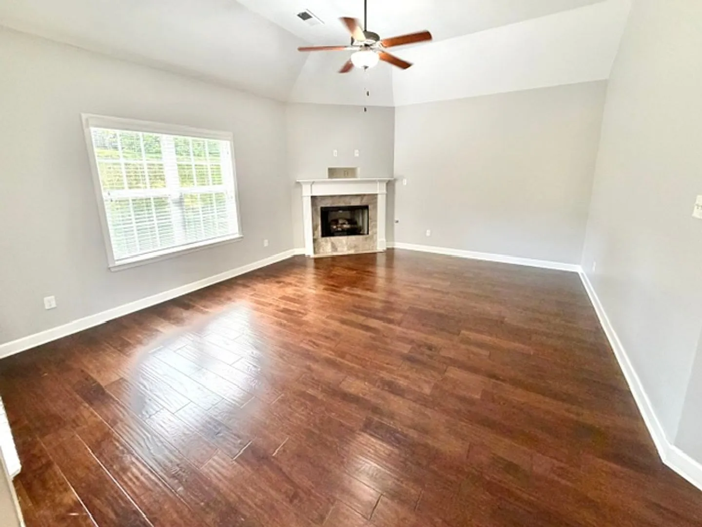 StoneShadowsDrive5059 — Photo 2
