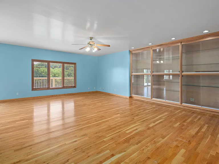 1221 Hawthorne Ln — Photo 6