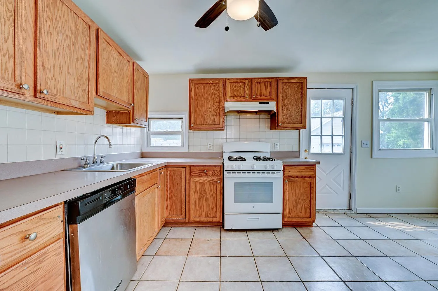 3 bed, $2,450 — Photo 2