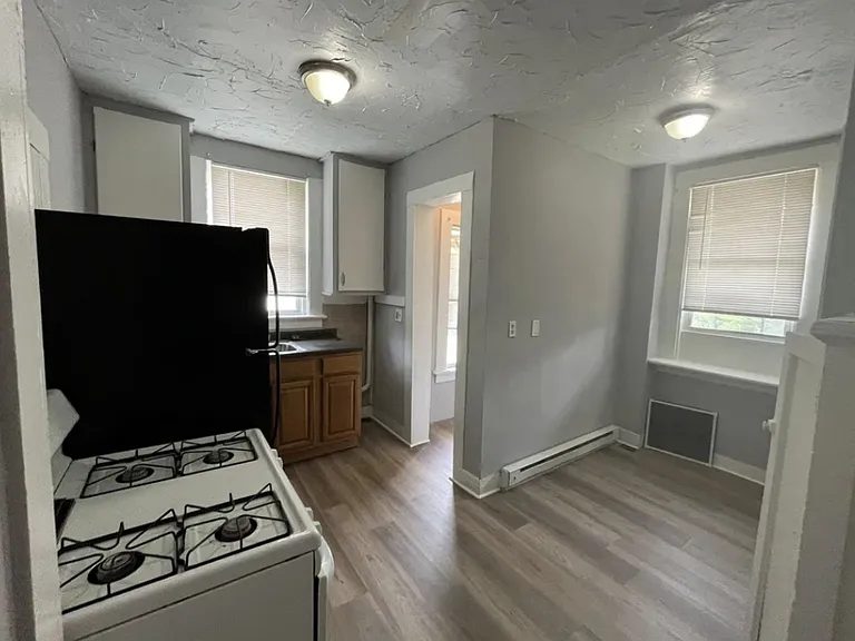 570 Broad St #1D — Photo 1