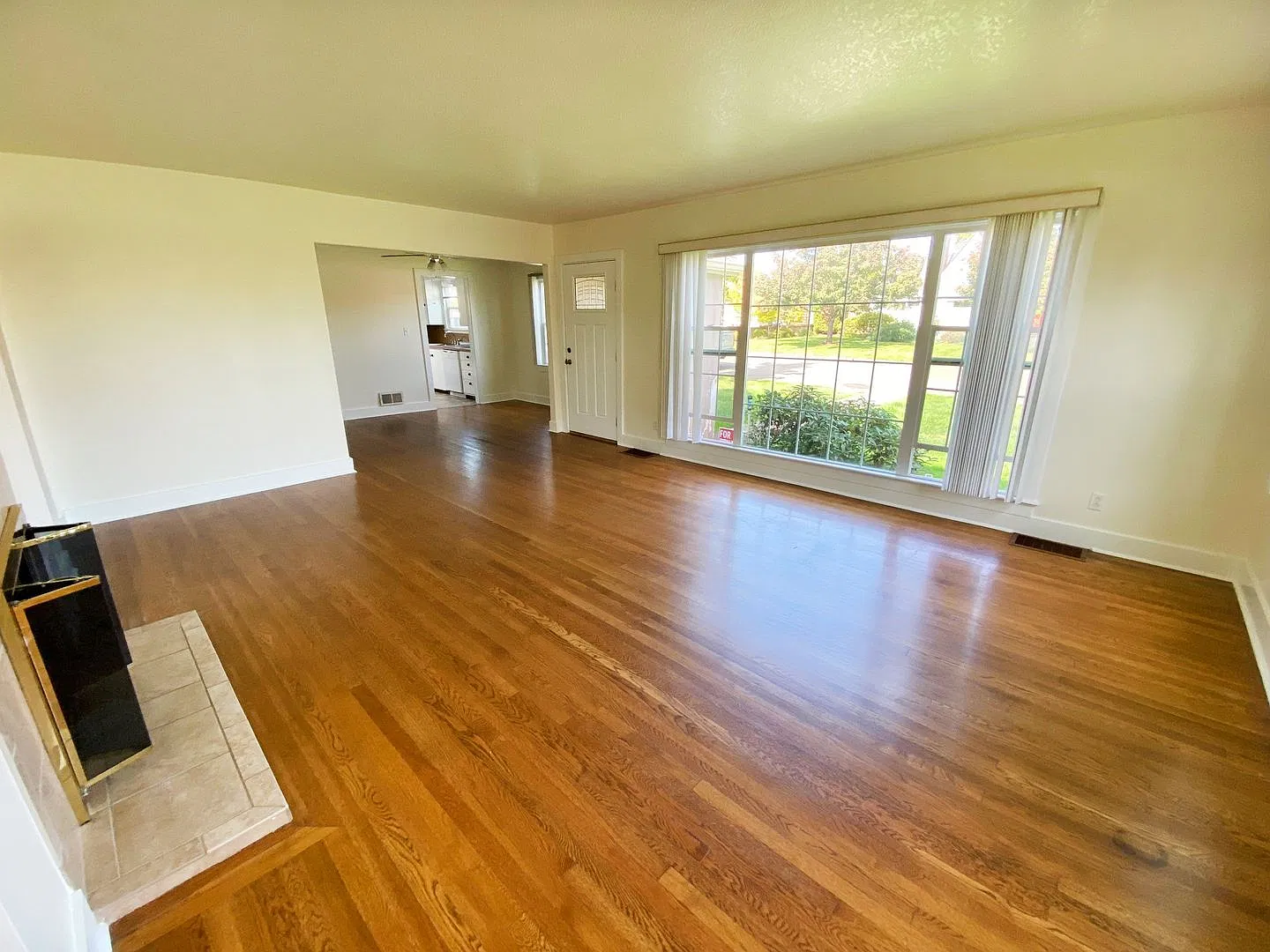 Great Hucrest Home with Hardwood Floors & a Fireplace! — Photo 2