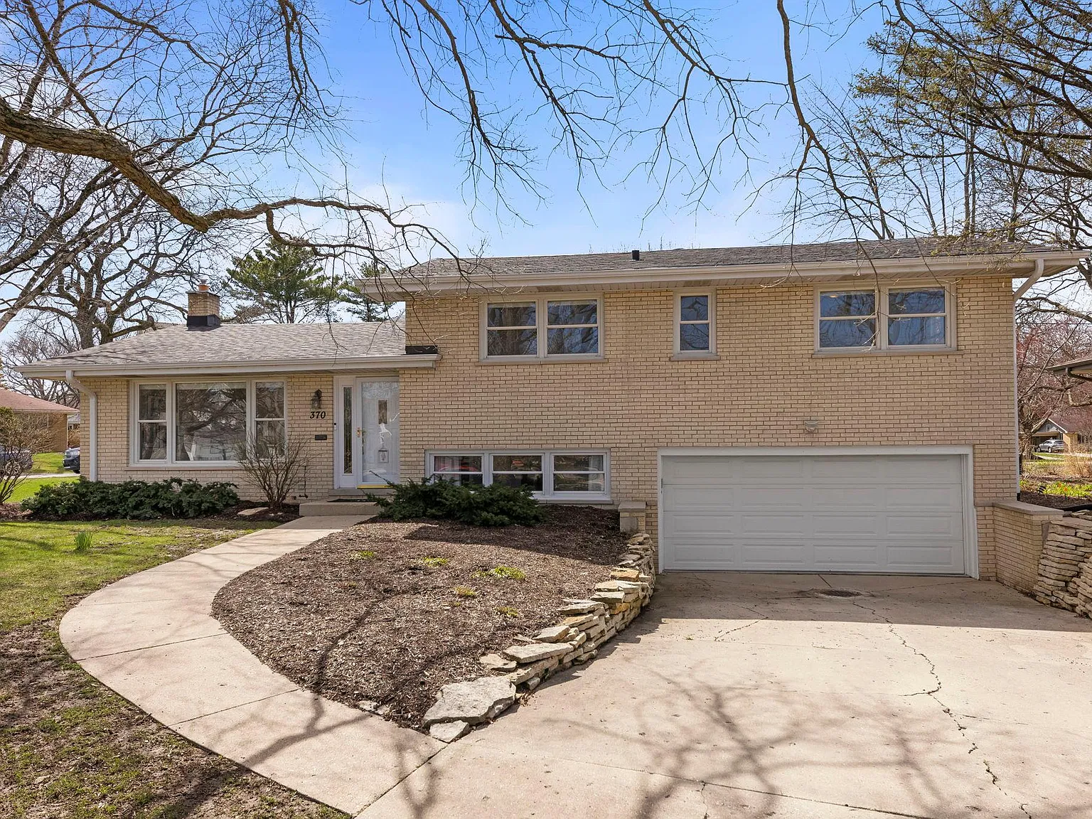 4 bed, 2.5 bath, 1967 sqft, $5,000 — Photo 3