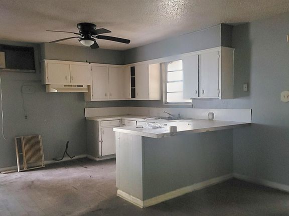 4th image of 301 W 3rd St