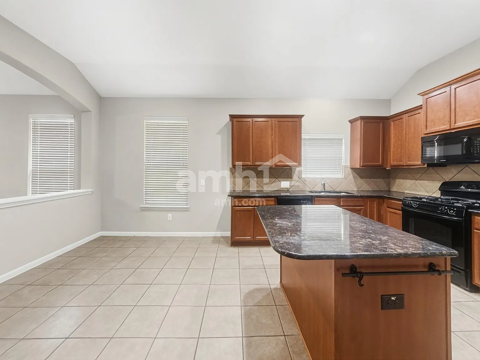 3 bed, 2.0 bath, 1800 sqft, $2,085 — Photo 4