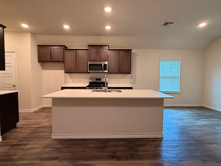 3413 Sabine Dr — Photo 7