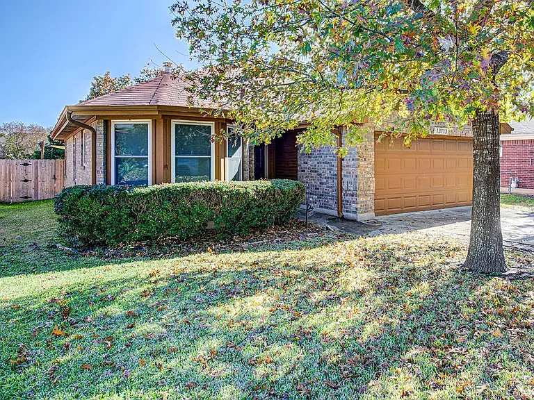 13113 Rochester Ln — Photo 2