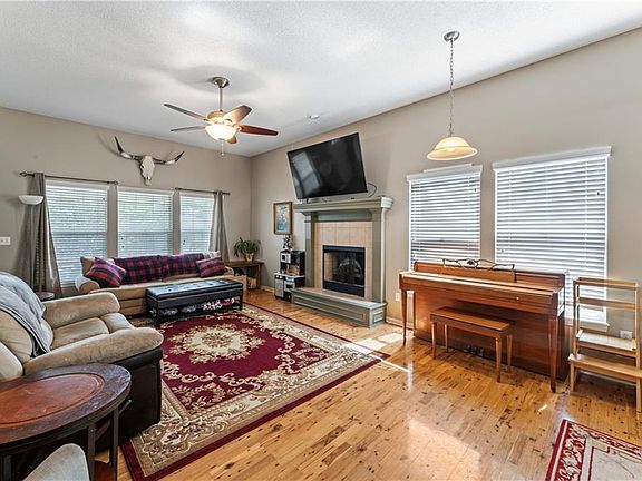 5th image of 400 Aspen Ln