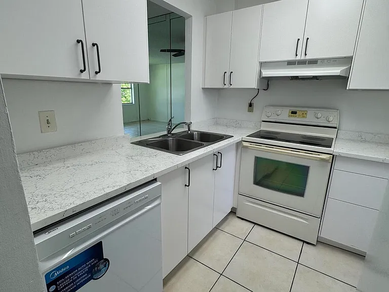 610 SE 2nd Ave #L27 — Photo 7