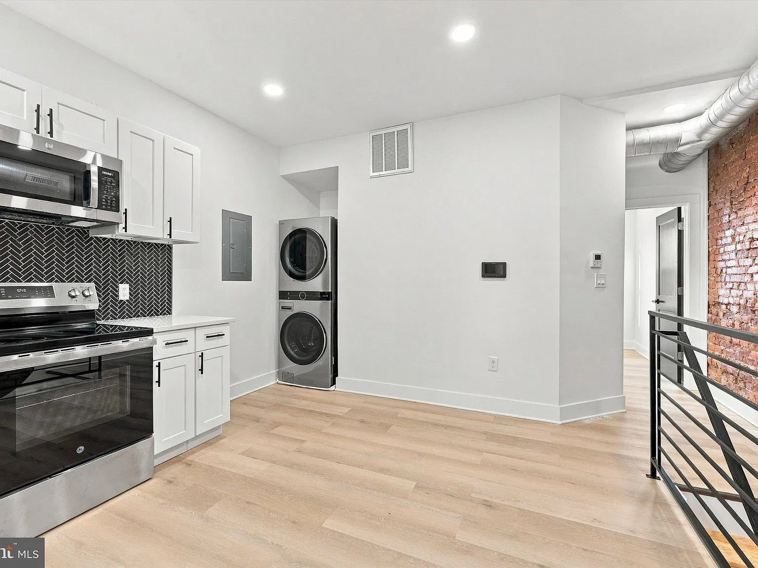 2 bed, 1.0 bath, 700 sqft, $1,600 — Photo 2