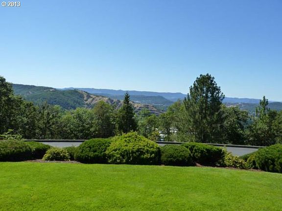 4th image of 480 SE Summit Dr