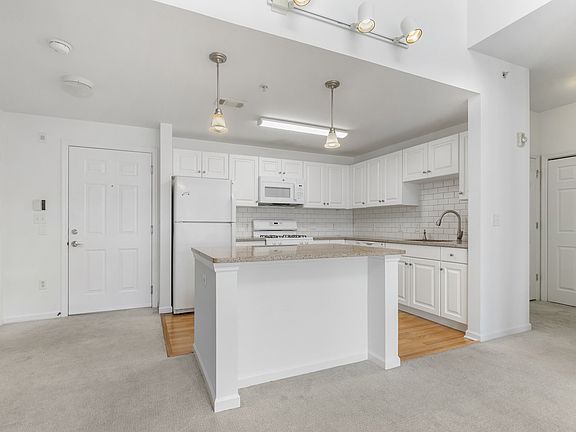 Kitchen w/Granite Countertops