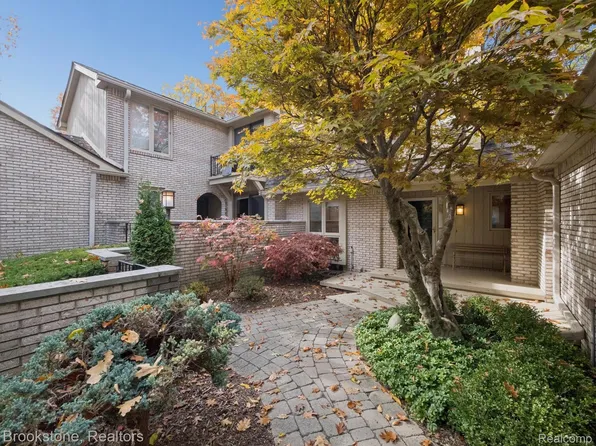 1289 Greenglen Ct, Bloomfield Hills, MI 48304