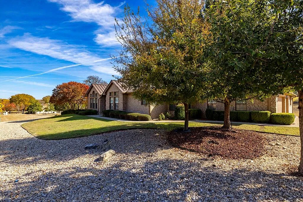 3 bed, 2.5 bath, 2592 sqft, $3,200 — Photo 3
