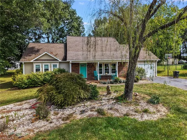 2299 Winterberry Dr, Winston Salem, NC 27106
