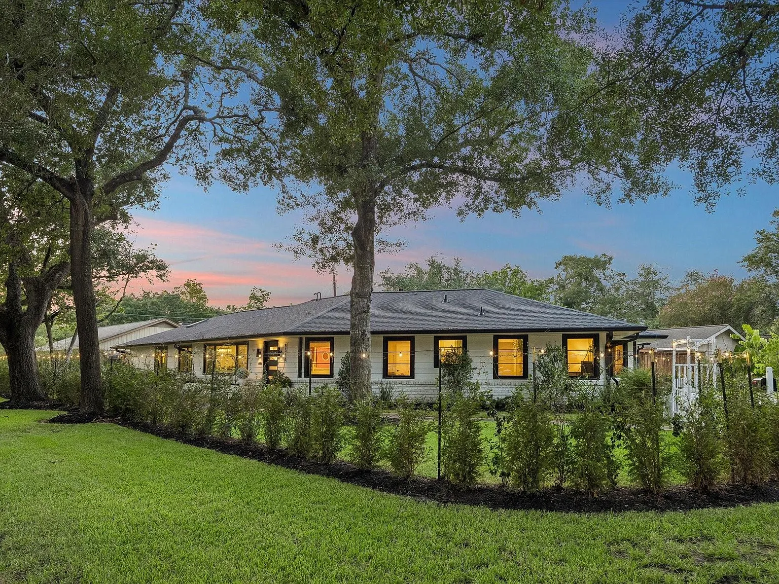 4 bed, 3.0 bath, 2200 sqft, $8,500 — Photo 1