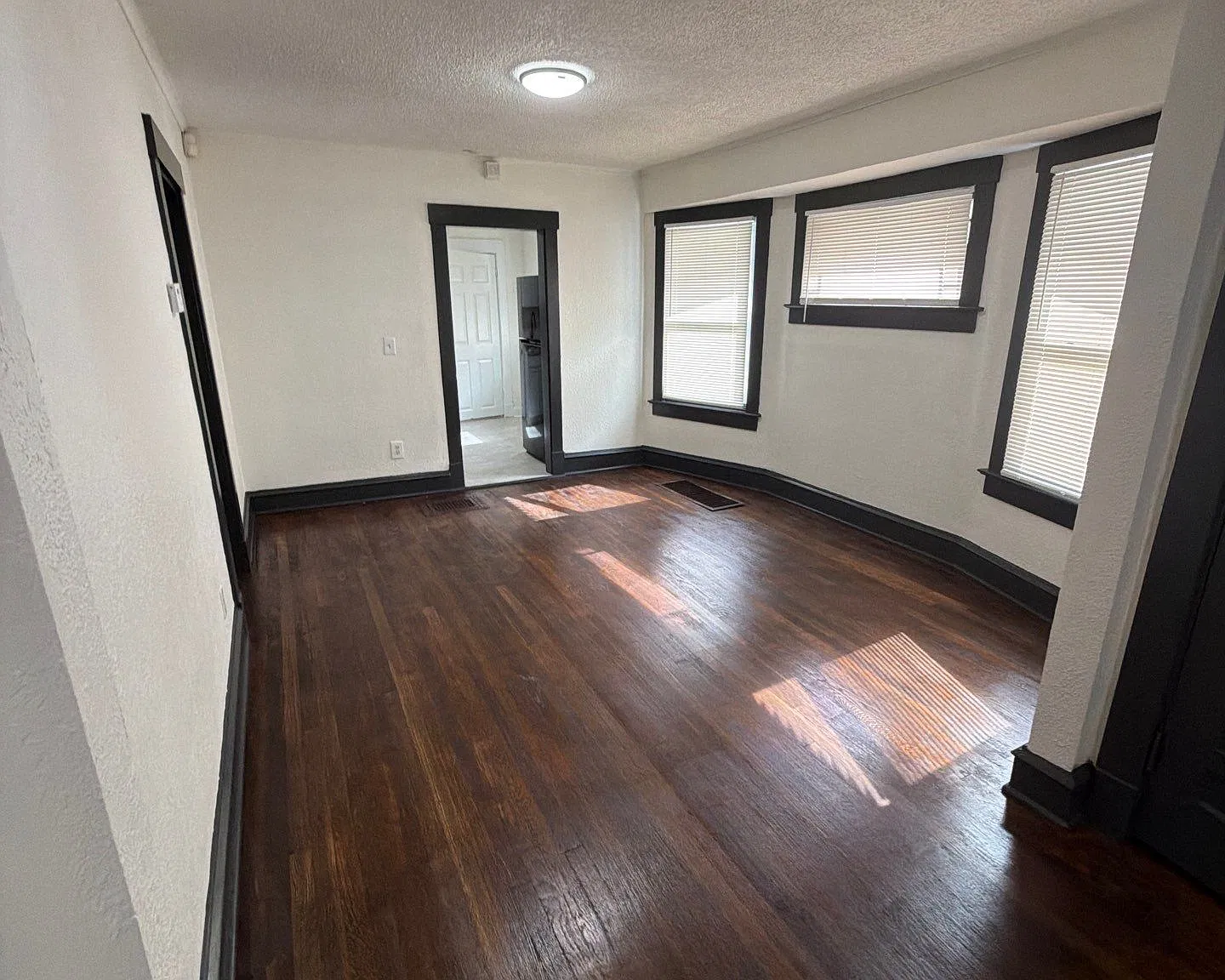 3 bed, 1.0 bath, 972 sqft, $1,350 — Photo 3