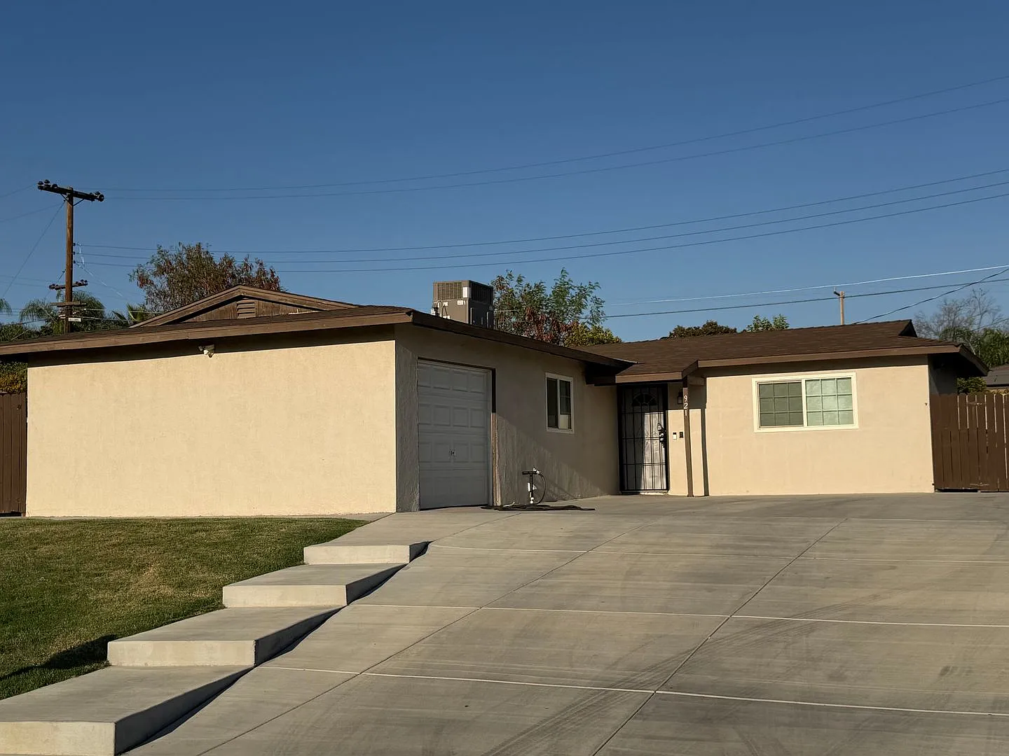 WOW Newley Remodeled 3 BD 1 BA Home in East Bakersfield Near Oswell St & Niles St — Photo 4