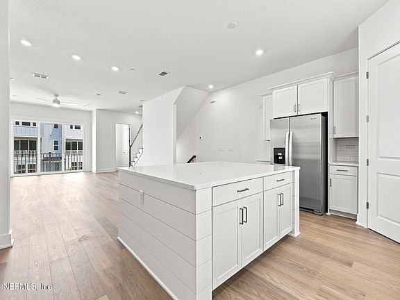 5th image of 1027 N 1ST Avenue N