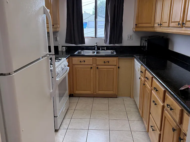 557 E Tujunga Ave #H — Photo 2