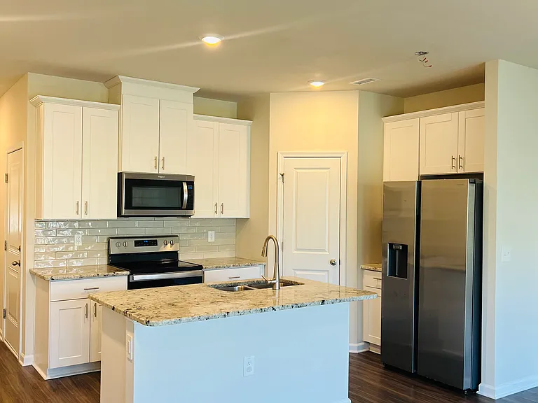 916 Field Ivy Dr — Photo 3