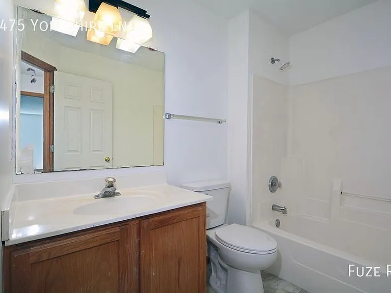 1475 Yorkshire Ln — Photo 14