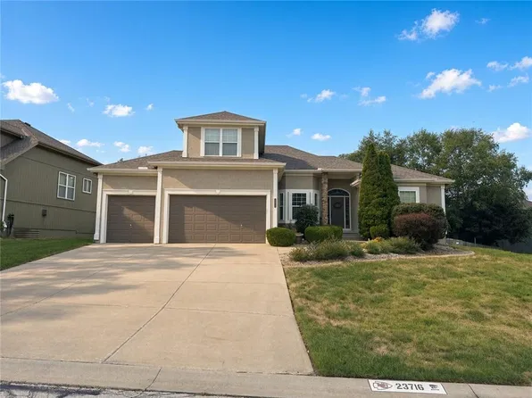 23716 W 52nd Ter, Shawnee, KS 66226