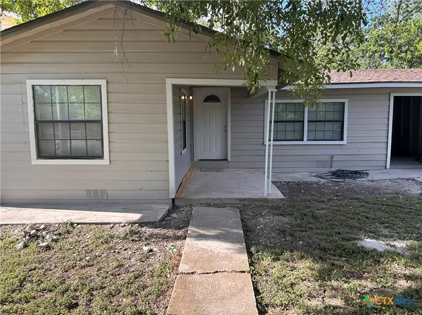932 Anderson St, Seguin, TX 78155