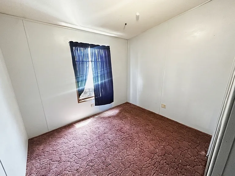 546 Selkirk Dr — Photo 7