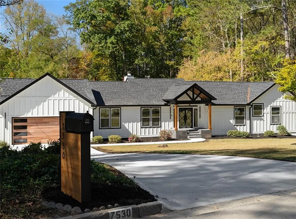 6 bed, 4.5 bath, 5112 sqft, $6,500 — Photo 1