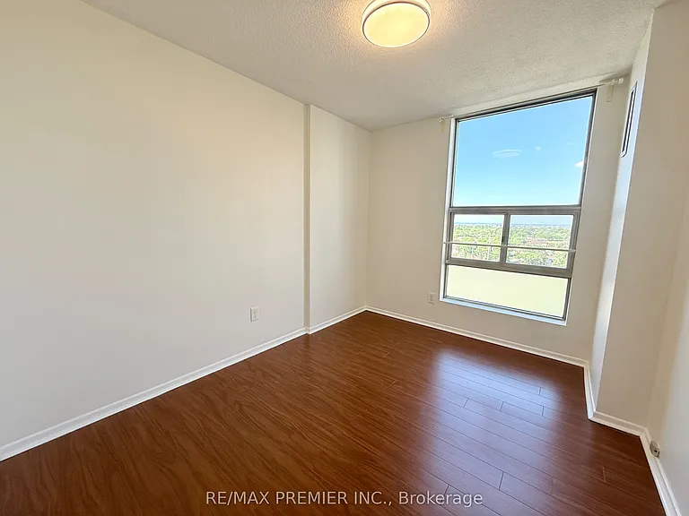 15 Kensington Rd #1011 — Photo 17