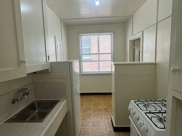 1757 Oxford St #8 — Photo 4