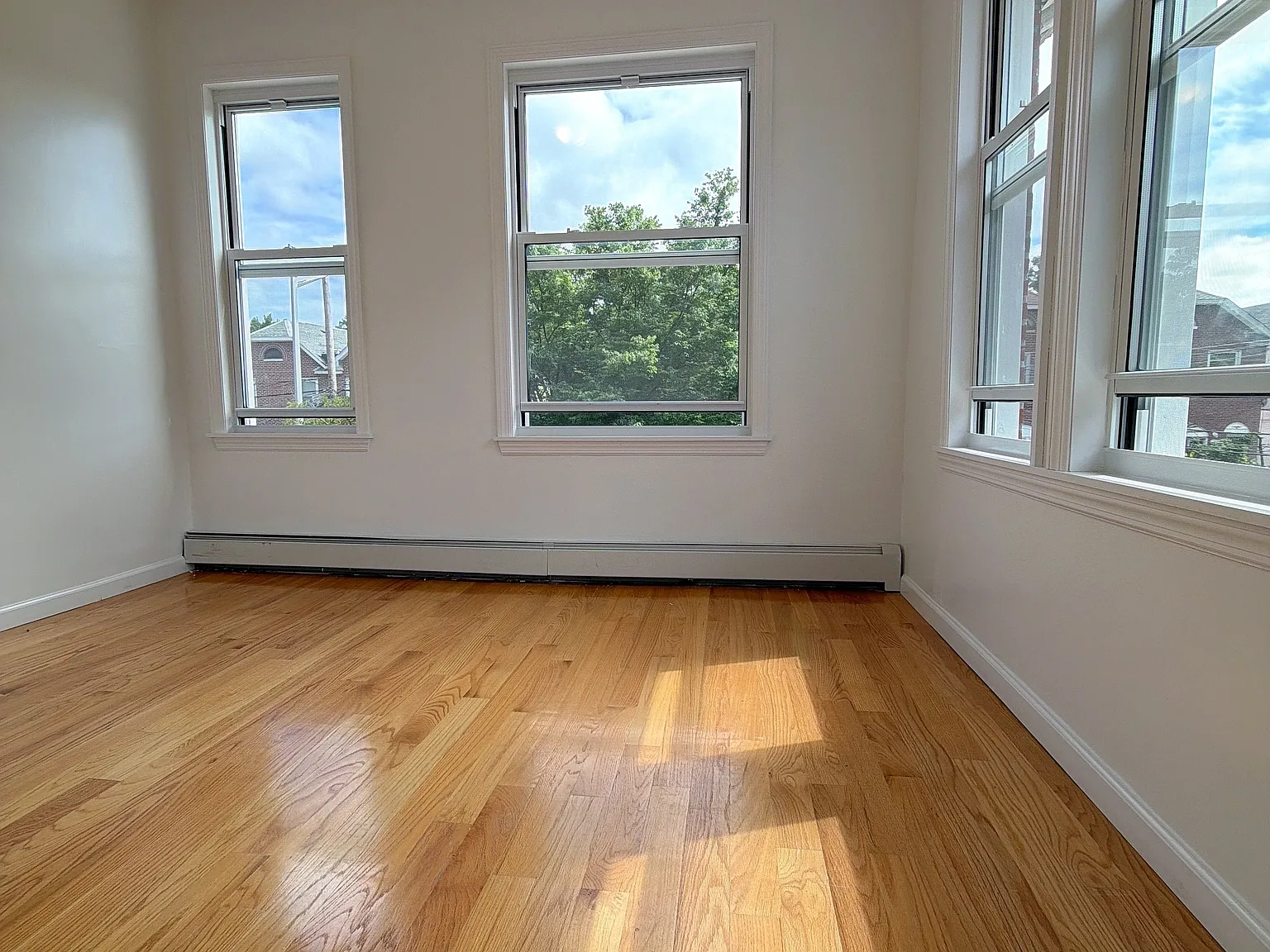 3 bed, 900 sqft, $2,600 — Photo 2