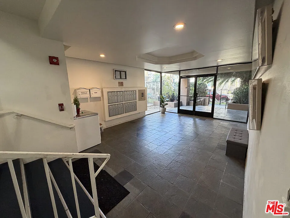 2 bed, 2.0 bath, 900 sqft, $2,600 — Photo 3