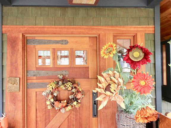 Front entry w/farmhouse door