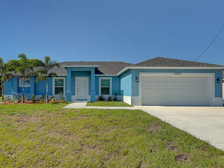 2352 SW Plum Ct — Photo 1