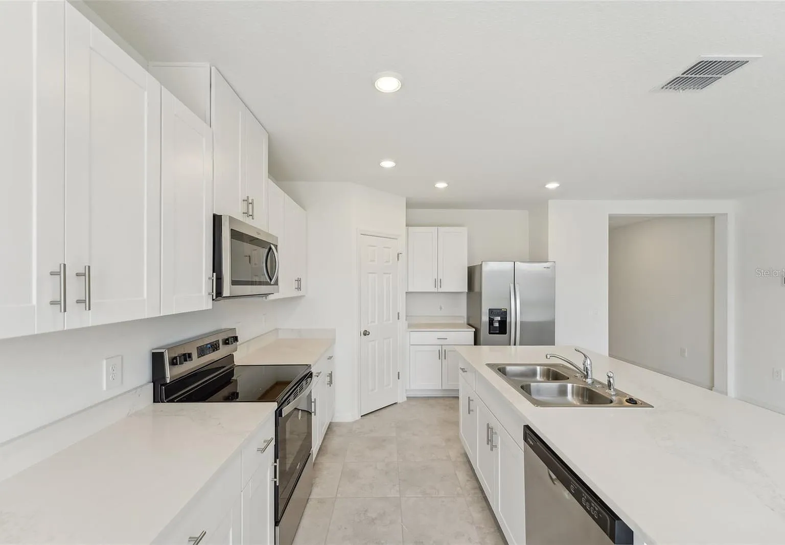 3 bed, 3.0 bath, 1978 sqft, $2,300 — Photo 4