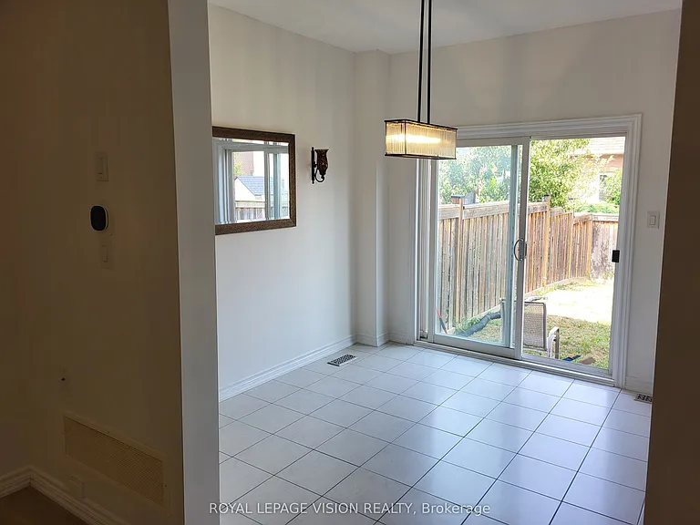 715 Agnew Cres #UPPER — Photo 13