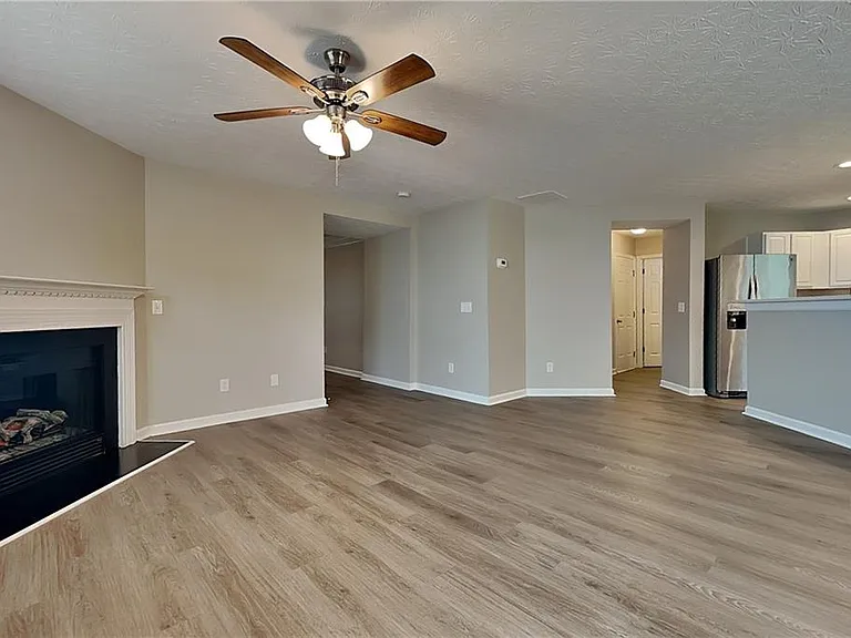 3118 Farmstead Ct — Photo 2