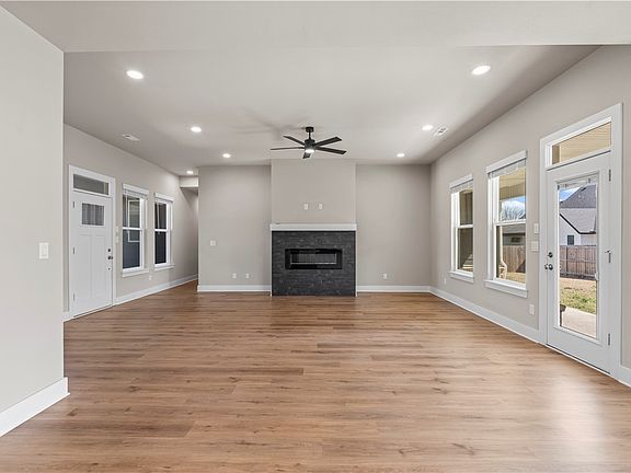 3rd image of 825 Mueller Way