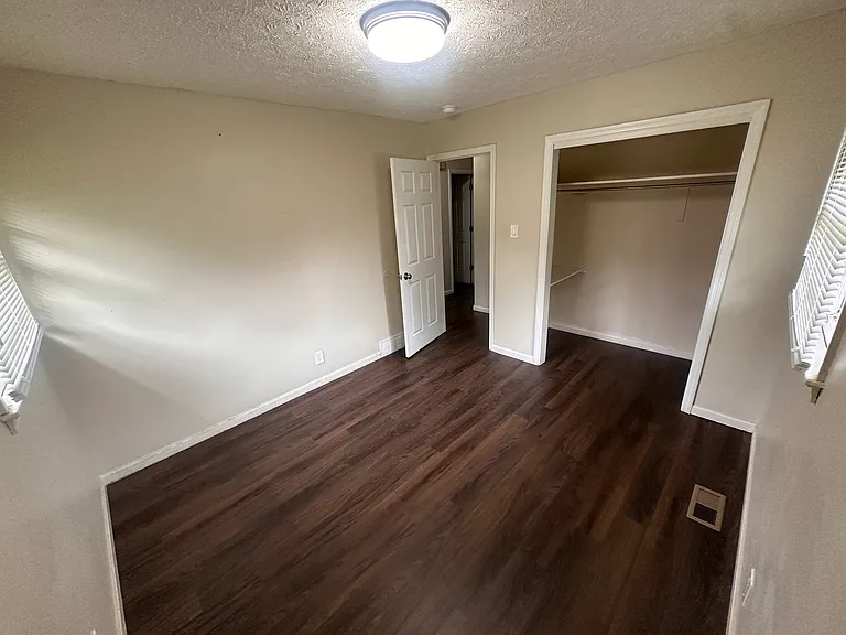 1274 Centre Pkwy — Photo 8