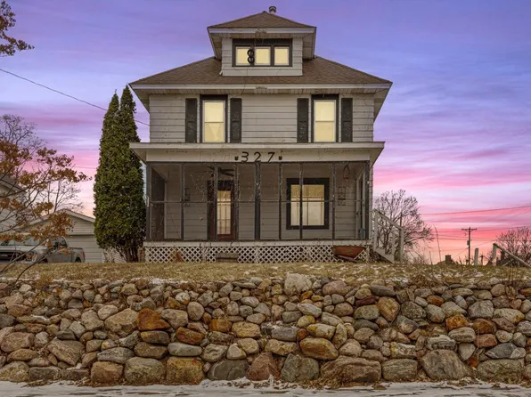 327 9th St NW, Faribault, MN 55021